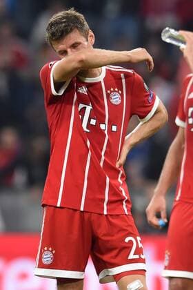 Fußball - Champions League - 03. Spieltag FC Bayern München - Celtic Glasgow am 18.10.2017 in der Allianz Arena in München Thomas Müller Mueller Muller (Muenchen) unzufrieden, enttäuscht, enttaeuscht, niedergeschlagen.