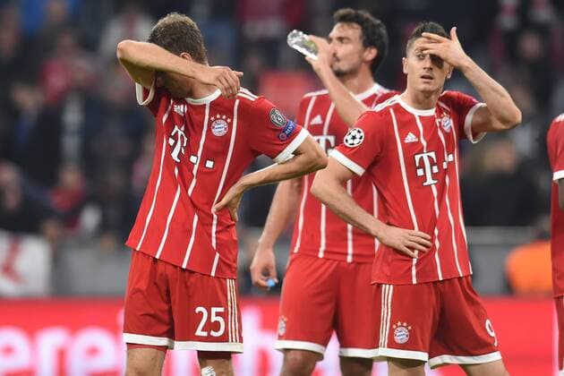 Fußball - Champions League - 03. Spieltag FC Bayern München - Celtic Glasgow am 18.10.2017 in der Allianz Arena in München Thomas Müller Mueller Muller (Muenchen), Mats Hummels (Muenchen) und Robert Lewandowski (Muenchen) unzufrieden, enttäuscht, enttaeuscht, niedergeschlagen.
