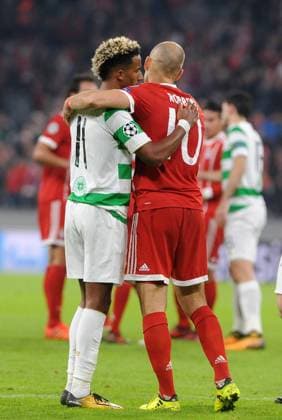 vl. Scott Sinclair (Celtic Glasgow) umarmt Arjen Robben (FC Bayern Muenchen) nach dem Schlusspfiff ,CL-Spiel zwischen FC Bayern Muenchen und Celtic Glasgow am 18.10.2017, Munechen Copyright: xStuetzle xEibner-Pressefotox EP_wse