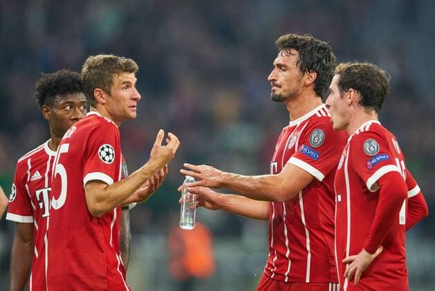 Mats HUMMELS, FCB 5 Thomas MUELLER, MÜLLER, FCB 25 gestikuliert und gibt Anweisungen, Aktion, Einzelbild, Einzelaktion, Gestik, Geste, Mimik, Handbewegung, zeigen, deuten reden, diskutieren, streiten, unterhalten, Aktion, FC BAYERN MUENCHEN - CELTIC GLASGOW 3-0 Gruppenphase Hinspiel, Fussball UEFA Champions League, Muenchen, 18.10.2017 CL Saison 2017 2018