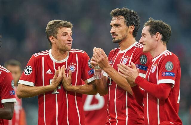 Mats HUMMELS, FCB 5 Thomas MUELLER, MÜLLER, FCB 25 gestikuliert und gibt Anweisungen, Aktion, Einzelbild, Einzelaktion, Gestik, Geste, Mimik, Handbewegung, zeigen, deuten reden, diskutieren, streiten, unterhalten, Aktion, Sebastian RUDY, FCB 19 FC BAYERN MUENCHEN - CELTIC GLASGOW 3-0 Gruppenphase Hinspiel, Fussball UEFA Champions League, Muenchen, 18.10.2017 CL Saison 2017 2018