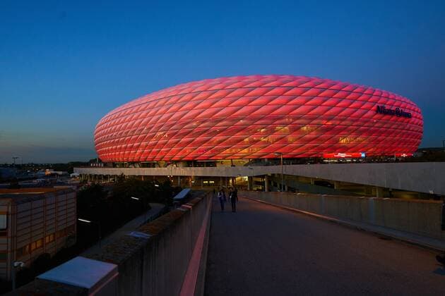Allianz Arena Stadion, Stadion, Fussballstadion, Aussenansicht, Architektur, aussen, Arena, blauer Himmel Sonnenuntergang FCB Maskottchen Bernie Silhouette, Schatten, Relief, Profil, Schattenspiel, Lichtsituation Licht FC BAYERN MUENCHEN - CELTIC GLASGOW 3-0 Gruppenphase Hinspiel, Fussball UEFA Champions League, Muenchen, 18.10.2017 CL Saison 2017 2018