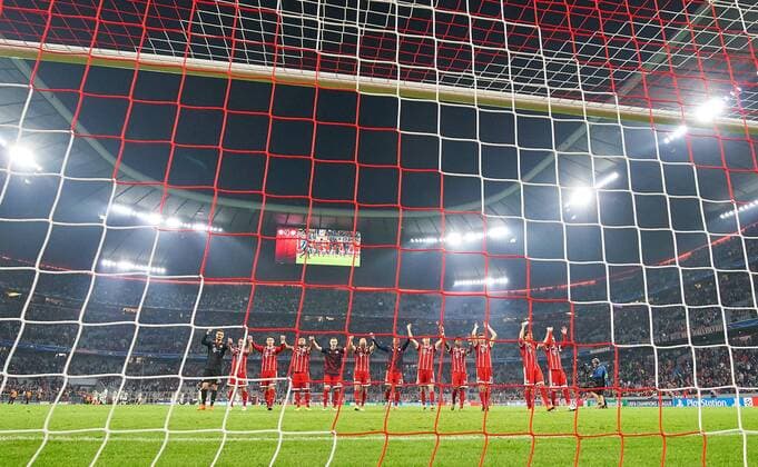 Mannschaft Schlussjubel mit Fans Hintertorkamera, Tor, Tornetz, Stadion Innenansicht, Froschperspektive, Schlussjubel mit Fans Sebastian RUDY, FCB 19 Mats HUMMELS, FCB 5 Thomas MUELLER, MÜLLER, FCB 25 Robert LEWANDOWSKI, FCB 9 Sebastian RUDY, FCB 19 Arjen ROBBEN, FCB 10 Joshua KIMMICH, FCB 32 Arturo VIDAL, FCB 23 James RODRIGUEZ, FCB 11 RAFINHA (FCB 13) Sven ULREICH, FCB 26 Torwart. FC BAYERN MUENCHEN - CELTIC GLASGOW 3-0 Gruppenphase Hinspiel, Fussball UEFA Champions League, Muenchen, 18.10.2017 CL Saison 2017 2018