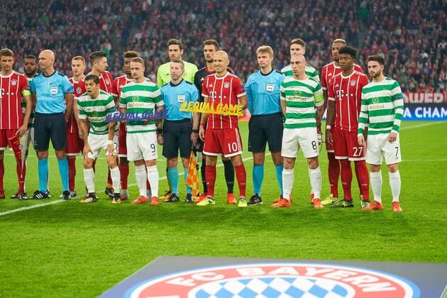 Neue UEFA-Kampagne: Equal Game (ein Spiel fuer Alle) statt - No to Racism - Spieler beider Mannschaften, Arjen ROBBEN, FCB 10 David ALABA, FCB 27 Robert LEWANDOWSKI, FCB 9 Thomas MUELLER, MÜLLER, FCB 25 Mats HUMMELS, FCB 5 Patrick ROBERTS, Glasgow 7 Scott BROWN, Glasgow 8 Leigh GRIFFITH, Glasgow 9 Cristian GAMBOA, Glasgow 12 Hauptschiedsrichter Sergei KARASEV, RUS mit Pfeife, Gestik, zeigt, Schiri, Schiedsrichter, Einzelaktion Stuart ARMSTRONG, Glasgow 14 FC BAYERN MUENCHEN - CELTIC GLASGOW 3-0 Gruppenphase Hinspiel, Fussball UEFA Champions League, Muenchen, 18.10.2017 CL Saison 2017 2018