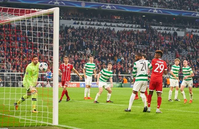 Mats HUMMELS, FCB 5 Torschuss, schiesst das Tor zum 3-0 im Kopfballduell , Kopfball FC BAYERN MUENCHEN - CELTIC GLASGOW 3-0 Gruppenphase Hinspiel, Fussball UEFA Champions League, Muenchen, 18.10.2017 CL Saison 2017 2018