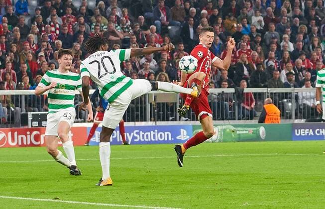 Robert LEWANDOWSKI, FCB 9 Zweikampf , Aktion um den Ball gegen Dedryck BOYATA, Glasgow 20 Aktion, Zweikampf, Spielszene, Tackling, Ball, Einzelaktion, FC BAYERN MUENCHEN - CELTIC GLASGOW 3-0 Gruppenphase Hinspiel, Fussball UEFA Champions League, Muenchen, 18.10.2017 CL Saison 2017 2018