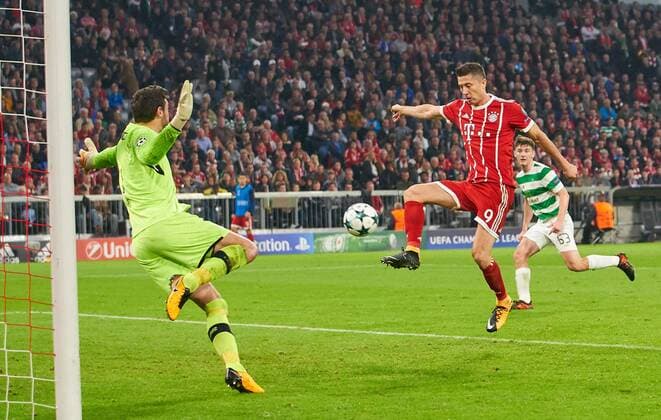 Robert LEWANDOWSKI, FCB 9 Abseitstor, Tor, gegen Craig GORDON, Glasgow 1 Spielszene, Strafraumszene, Szene vor dem Tor, Torraum, Torraumszene FC BAYERN MUENCHEN - CELTIC GLASGOW 3-0 Gruppenphase Hinspiel, Fussball UEFA Champions League, Muenchen, 18.10.2017 CL Saison 2017 2018