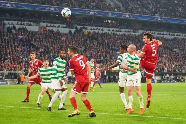 Mats HUMMELS, FCB 5 im Kopfballduell , Kopfball mit Dedryck BOYATA, Glasgow 20 Scott BROWN, Glasgow 8 Robert LEWANDOWSKI, FCB 9 Torschuss, schiesst aufs Tor, schiessen, zieht ab, Spannschuss , Freistoss, FC BAYERN MUENCHEN - CELTIC GLASGOW 3-0 Gruppenphase Hinspiel, Fussball UEFA Champions League, Muenchen, 18.10.2017 CL Saison 2017 2018