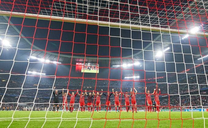 Mannschaft Schlussjubel mit Fans Hintertorkamera, Tor, Tornetz, Stadion Innenansicht, Froschperspektive, Schlussjubel mit Fans Sebastian RUDY, FCB 19 Mats HUMMELS, FCB 5 Thomas MUELLER, MÜLLER, FCB 25 Robert LEWANDOWSKI, FCB 9 Sebastian RUDY, FCB 19 Arjen ROBBEN, FCB 10 Joshua KIMMICH, FCB 32 Arturo VIDAL, FCB 23 James RODRIGUEZ, FCB 11 RAFINHA (FCB 13) Sven ULREICH, FCB 26 Torwart. FC BAYERN MUENCHEN - CELTIC GLASGOW 3-0 Gruppenphase Hinspiel, Fussball UEFA Champions League, Muenchen, 18.10.2017 CL Saison 2017 2018