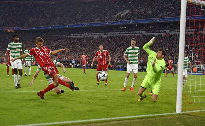 18.10.2017, Fussball UEFA Champions League 2017 2018, Gruppenphase, 3.Spieltag, FC Bayern München - Celtic Glasgow, in der Allianz-Arena München, Das Tor zum 1:0 erzielt hier Thomas Müller (li, , Torschuss, FC Bayern München) gegen Torwart Craig Gordon (Celtic Glasgow)