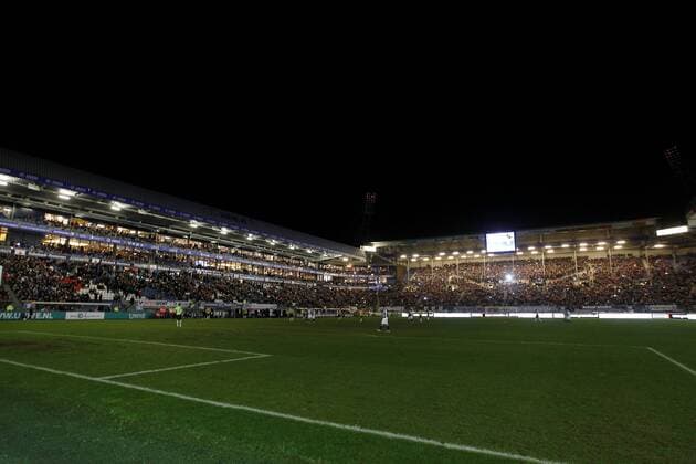 HEERENVEEN , Voetbal Eredivisie seizoen 2013 2014 , Abe Lenstrastadion , 22-02-2014 , SC Heerenveen - NAC . Het licht is uitgevallen en de wedstrijd wordt stil gelegd. heerenveen - nac