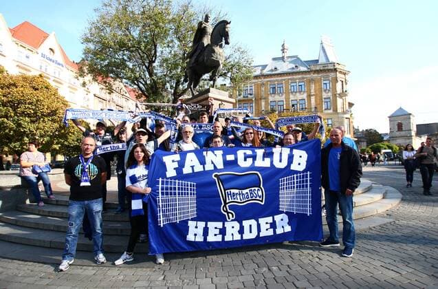 Fussball, Herren, Saison 2017 2018, UEFA Europa League (Gruppe J, 3. Spieltag) in Lemberg, Sorja Luhansk - Hertha BSC, Fans von Hertha in der Innenstadt von Lemberg, 19.10. 2017, Copyright: xMichaelxHundtx xMatthiasxKochx