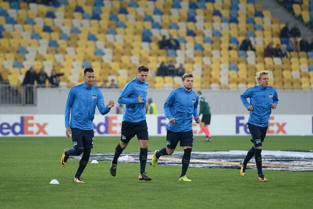 Fussball, Herren, Saison 2017 2018, UEFA Europa League (Gruppe J, 3. Spieltag) in Lemberg, Sorja Luhansk - Hertha BSC, v. l. Davie Selke (Hertha BSC), Niklas Stark (Hertha BSC), Alexander Esswein (Hertha BSC), Per Ciljan Skjelbred (Hertha BSC) bei der Erwärmung, Aufwärmen, 19.10. 2017, Copyright: xMichaelxHundtx xMatthiasxKochx