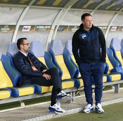 Fussball, Herren, Saison 2017 2018, UEFA Europa League (Gruppe J, 3. Spieltag) in Lemberg, Sorja Luhansk - Hertha BSC, v. l. Manager Michael Preetz (Hertha BSC), Trainer Pal Dardai (Hertha BSC) vor dem Spiel auf und an der Bank, 19.10. 2017, Copyright: xMichaelxHundtx xMatthiasxKochx