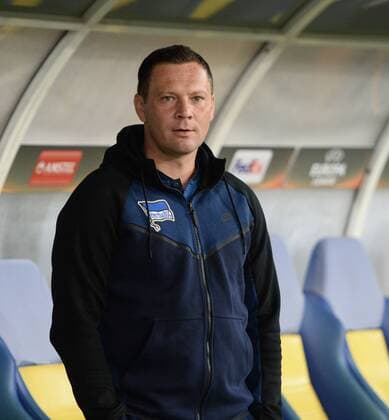 Fussball, Herren, Saison 2017 2018, UEFA Europa League (Gruppe J, 3. Spieltag) in Lemberg, Sorja Luhansk - Hertha BSC, Trainer Pal Dardai (Hertha BSC) vor dem Spiel an der Bank, 19.10. 2017, Copyright: xMichaelxHundtx xMatthiasxKochx
