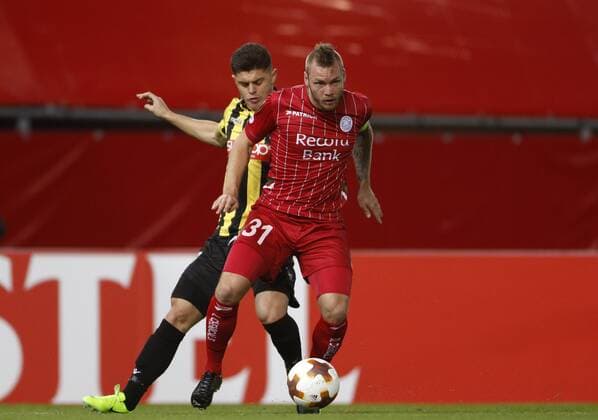 (L-R), Milot Rashica of Vitesse, Brian Hamalainen of SC Zulte Waregem during the UEFA Europa League group K match match between sv Zulte Waregem and Vitesse Arnhem on October 19, 2017 at Regenboog stadium in Waregem, Belgium UEFA Europa League 2017 2018 xVIxVIxImagesx xJeroenxPutmansxIVx 9054866