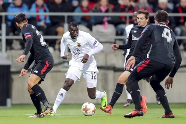 171019 Östersunds Ken Sema och Athletic Bilbaos Mikel Balenziaga och Aymeric Laporte under fotbollsmatchen i Europa League mellan Östersund och Athletic Bilbao den 19 oktober 2017 i Östersund.  Copyright: TOBIASxNYKÄNEN BB171019TN005