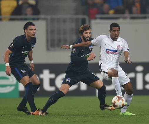 Fussball, Herren, Saison 2017 2018, UEFA Europa League (Gruppe J, 3. Spieltag) in Lemberg, Sorja Luhansk - Hertha BSC, v. l. Karim Rekik (Hertha BSC), Marvin Plattenhardt (Hertha BSC), Iury (Sorja Luhansk), 19.10. 2017, Copyright: xMichaelxHundtx xMatthiasxKochx