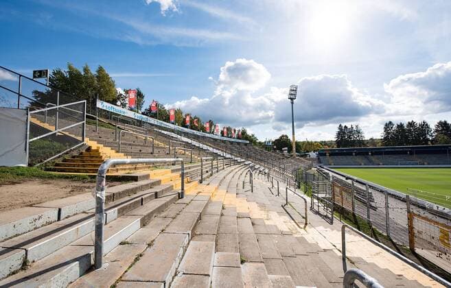 Fußball, Stadiongeschichte SV Darmstadt 98 12.10.2017, xfux, Fussball 2.Bundesliga, SV Darmstadt 98 Ansicht Merck-Stadion am Boellenfalltor, emspor emonline, v.l. Ansicht, Uebersicht Merck-Stadion am Boellenfalltor Jonathan-Heimes-Stadion am Böllenfalltor Rasen Innenraum Tribuene Feld Spielfeld Arena Fussballplatz gruen Stehplatz Stehplatztribuene Darmstadt