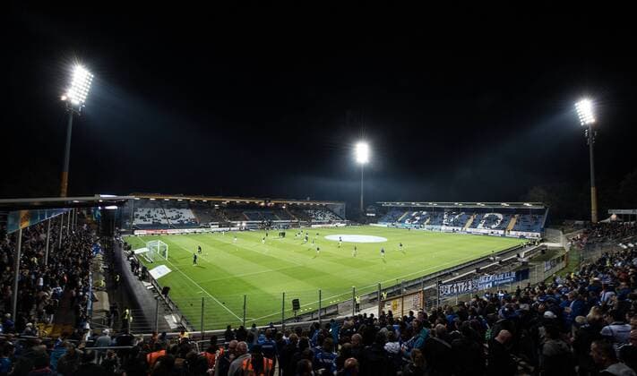 Fußball, Stadiongeschichte SV Darmstadt 98 16.10.2017, xfux, Fussball 2.Bundesliga, SV Darmstadt 98 - 1.FC Nuernberg, emspor, emonline, v.l. Ansicht, Uebersicht Merck-Stadion am Boellenfalltor Jonathan-Heimes-Stadion am Böllenfalltor Fans SV Darmstadt 98, SVD, Lilien, Stimmung, Schals, Trikots Darmstadt