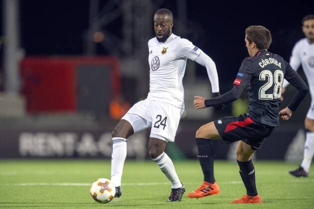 171019 Östersunds Ronald Mukiibi och Athletic Bilbaos Inigo Cordoba under fotbollsmatchen i Europa League mellan Östersund och Athletic Bilbao den 19 oktober 2017 i Östersund.  Copyright: NILSxJAKOBSSON BB171019NJ008