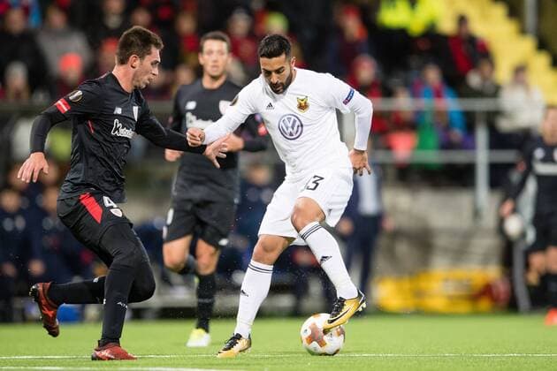 17101928 Östersunds Saman Ghoddos mot Athletic Bilbaos Aymeric Laporte under fotbollsmatchen i Europa League mellan Östersund och Athletic Bilbao den 19 oktober 2017 i Östersund.  Copyright: TOBIASxNYKÄNEN BB700101TN003