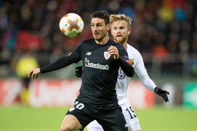 17101928 Athletic Bilbaos Aritz Aduriz mot Dennis Widgren under fotbollsmatchen i Europa League mellan Östersund och Athletic Bilbao den 19 oktober 2017 i Östersund.  Copyright: TOBIASxNYKÄNEN BB700101TN006