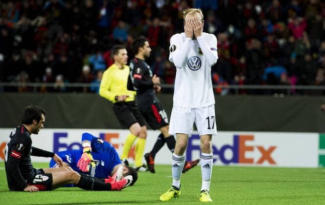 171019 Östersunds Curtis Edwards deppar efter en missad chans under fotbollsmatchen Europa League mellan Östersund och Athletic Bilbaoi den 19 oktober 2017 i Östersund.  Copyright: NilsxJakobsson BB171019NJ016