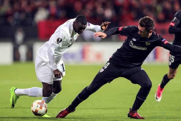 171019 Östersunds Ken Sema och Athletic Bilbaos Aymeric Laporte under fotbollsmatchen i Europa League mellan Östersund och Athletic Bilbao den 19 oktober 2017 i Östersund.  Copyright: TOBIASxNYKÄNEN BB171019TN015
