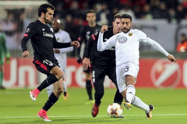 171019 Östersunds Saman Ghoddos och Athletic Bilbaos Inigo Lekue och Aymeric Laporte under fotbollsmatchen i Europa League mellan Östersund och Athletic Bilbao den 19 oktober 2017 i Östersund.  Copyright: TOBIASxNYKÄNEN BB171019TN016