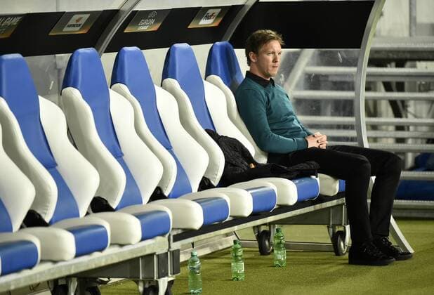 Vor dem Spiel: Trainer Coach Julian Nagelsmann TSG 1899 Hoffenheim einsam auf Ersatzbank TSG 1899 Hoffenheim vs Istanbul BB Medipol Basaksehir Europa League 19.10.2017 TSG 1899 Hoffenheim vs Istanbul BB Medipol Basaksehir