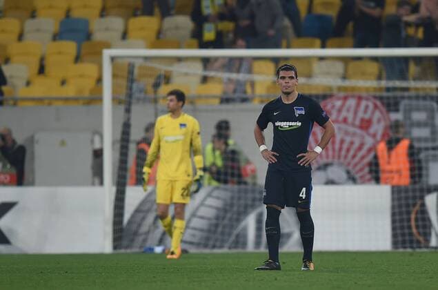 Fussball, Herren, Saison 2017 2018, UEFA Europa League (Gruppe J, 3. Spieltag) in Lemberg, Sorja Luhansk - Hertha BSC, Karim Rekik (Hertha BSC), Torwart Rune Jarstein (Hertha BSC) nach dem Gegentor zum 0:1, 19.10. 2017, Copyright: xMichaelxHundtx xMatthiasxKochx