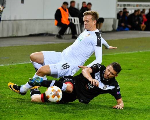 19.10.2017 Luzern Swissporarena Fussball Herren Europa League Saison 2017 2018 FC Lugano - Viktoria Pilsen Bild zeigt Jan Kopic (Pilsen) gegen Fabio Daprela (FC Lugano) Aktion Zweikampf