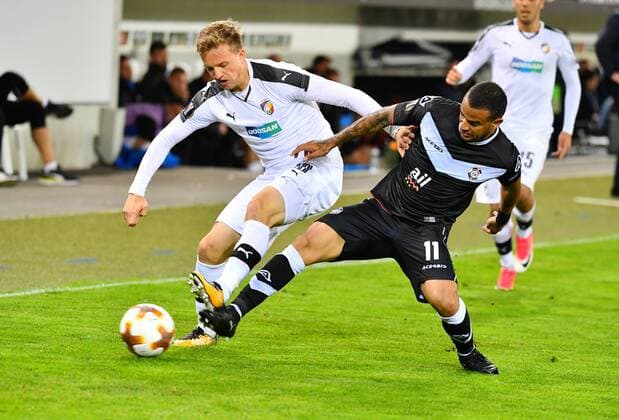 19.10.2017 Luzern Swissporarena Fussball Herren Europa League Saison 2017 2018 FC Lugano - Viktoria Pilsen Bild zeigt Milan Petrzela (Pilsen) li. gegen Carlinhos Junior gegen Fabio Daprela (FC Lugano) Aktion Zweikampf