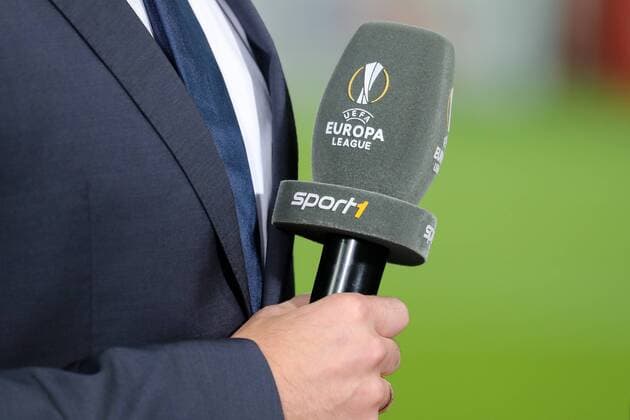 Eine Mikrofon mit dem Logo der UEFA Europa League und mit dem Emblem vom Sportsender sport1 (TV, Fernsehen), Symbolfoto, Symbolbild, Symbol, Fussball, UEFA Europa League, TSG 1899 Hoffenheim - Istanbul Basaksehir,