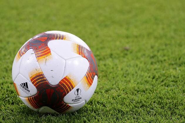 Ein Ball der Marke adidas liegt auf dem Rasen, offizieller Spielball, official Match Ball, Symbolfoto, Symbolbild, Symbol, Fussball, UEFA Europa League, TSG 1899 Hoffenheim - Istanbul Basaksehir,