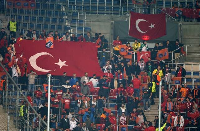 Fussball Europa League: TSG 1899 Hoffenheim - Istanbul Basaksehir, Gruppe C am 19.10.2017 in der Wirsol Rhein Neckar Arena, xmdx, Türkische Flaggen im Gasestblock TSG 1899 Hoffenheim - Istanbul Basaksehir