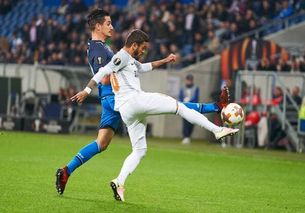 Benjamin HUEBNER, Hoff 21 Zweikampf , Aktion um den Ball gegen Junior Caicara TSG 1899 HOFFENHEIM - ISTANBUL Basaksehir Gruppe C, Fussball UEFA EURO EM Europameisterschaft Fussball League, Hoffenheim, 19.10.2017 EL Saison 2017 2018