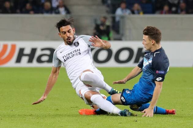 v.li.: Irfan Kahveci (Istanbul, 17), Dennis Geiger (Hoffenheim, 32), Zweikampf, Duell, duel, tackle, tackling, Dynamik, Action, Aktion, Fussball, UEFA Europa League, TSG 1899 Hoffenheim - Istanbul Basaksehir,