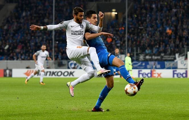 19.10.2017, xfux, Fussball Europa League, TSG 1899 Hoffenheim - Istanbul Basaksehir FK, emspor , v.l. Junior Caicara (Istanbul Basaksehir FK), Benjamin Huebner (1899 Hoffenheim) Sinsheim