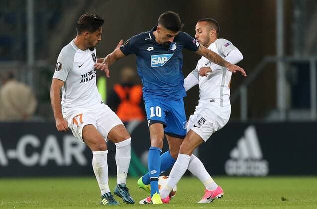 Fussball Europa League: TSG 1899 Hoffenheim - Istanbul Basaksehir, Gruppe C am 19.10.2017 in der Wirsol Rhein Neckar Arena, xmdx, Irfan Can Kahveci (17, Istanbul Basaksehir), Kerem DEMIRBAY (10,, 1899 Hoffenheim), Kerim Frey (29, Istanbul Basaksehir) TSG 1899 Hoffenheim - Istanbul Basaksehir