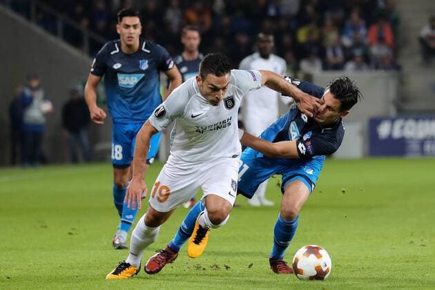 v.li.: Mevlüt Erdinc (Istanbul, 19) greift Benjamin Hübner (Hoffenheim, 21) ins Gesicht, Zweikampf, Duell, duel, tackle, tackling, Dynamik, Action, Aktion, Fussball, UEFA Europa League, TSG 1899 Hoffenheim - Istanbul Basaksehir,