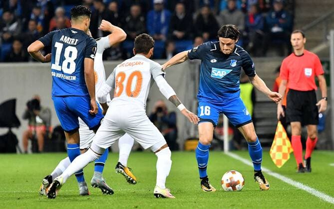 19.10.2017, xfux, Fussball Europa League, TSG 1899 Hoffenheim - Istanbul Basaksehir FK, emspor , v.l. Nadiem Amiri (1899 Hoffenheim), Junior Caicara (Istanbul Basaksehir FK), Nico Schulz (1899 Hoffenheim) Sinsheim