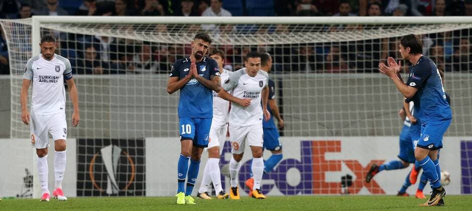 Fussball Europa League: TSG 1899 Hoffenheim - Istanbul Basaksehir, Gruppe C am 19.10.2017 in der Wirsol Rhein Neckar Arena, xmdx, Kerem DEMIRBAY (10,, 1899 Hoffenheim) vergibt torchance bei freistoss TSG 1899 Hoffenheim - Istanbul Basaksehir