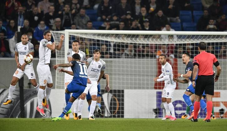 Strafraumszene Torraumszene Freistoß Kerem Demirbay TSG 1899 Hoffenheim gegen Mauer TSG 1899 Hoffenheim vs Istanbul BB Medipol Basaksehir Europa League 19.10.2017 TSG 1899 Hoffenheim vs Istanbul BB Medipol Basaksehir