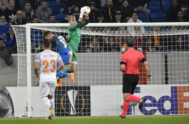 Strafraumszene Torraumszene Torwart Mert Günok Istanbul BB Medipol Basaksehir vor Sandro Wagner TSG 1899 Hoffenheim TSG 1899 Hoffenheim vs Istanbul BB Medipol Basaksehir Europa League 19.10.2017 TSG 1899 Hoffenheim vs Istanbul BB Medipol Basaksehir