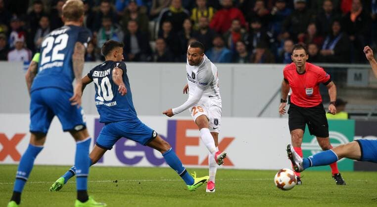 Fussball Europa League: TSG 1899 Hoffenheim - Istanbul Basaksehir, Gruppe C am 19.10.2017 in der Wirsol Rhein Neckar Arena, xmdx, Kerim Frey (29, Istanbul Basaksehir) vergibt torchance , Kerem DEMIRBAY (10,, 1899 Hoffenheim) TSG 1899 Hoffenheim - Istanbul Basaksehir