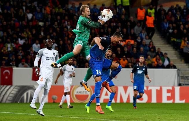 19.10.2017, xfux, Fussball Europa League, TSG 1899 Hoffenheim - Istanbul Basaksehir FK, emspor , v.l. Mert Guenok (Istanbul Basaksehir FK), Sandro Wagner (1899 Hoffenheim) Sinsheim