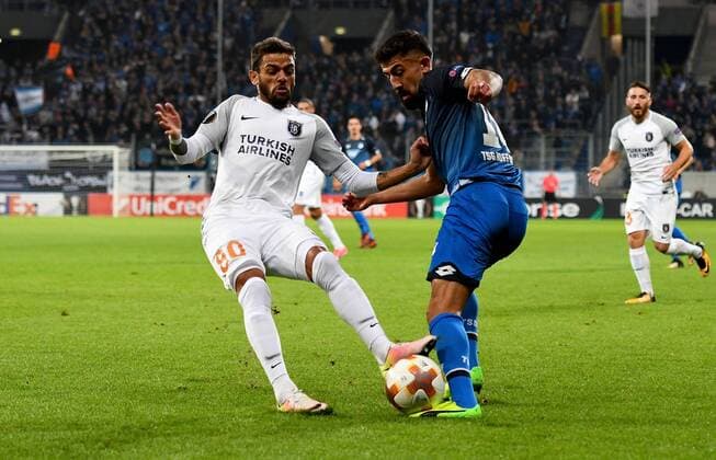 19.10.2017, xfux, Fussball Europa League, TSG 1899 Hoffenheim - Istanbul Basaksehir FK, emspor , v.l. Junior Caicara (Istanbul Basaksehir FK), Kerem Demirbay (1899 Hoffenheim) Sinsheim