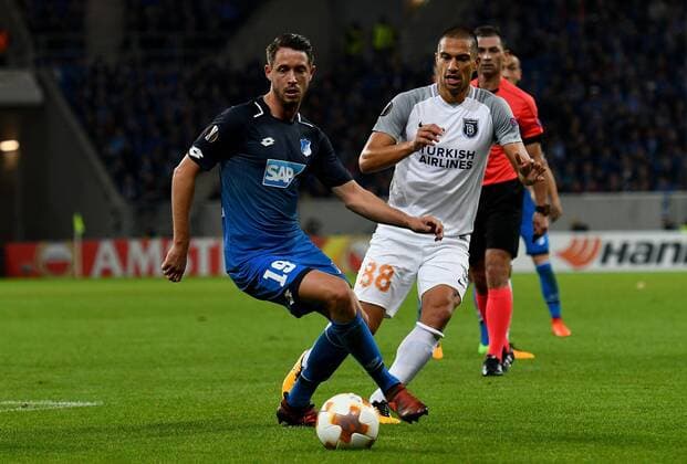 19.10.2017, xfux, Fussball Europa League, TSG 1899 Hoffenheim - Istanbul Basaksehir FK, emspor , v.l. Mark Uth (1899 Hoffenheim), Goekhan Inler (Istanbul Basaksehir FK) Sinsheim